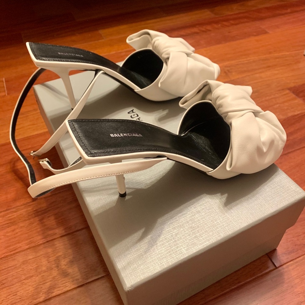 SOLD!! ❌ BALENCIAGA Square Heel with Bow - Picture 2 of 7